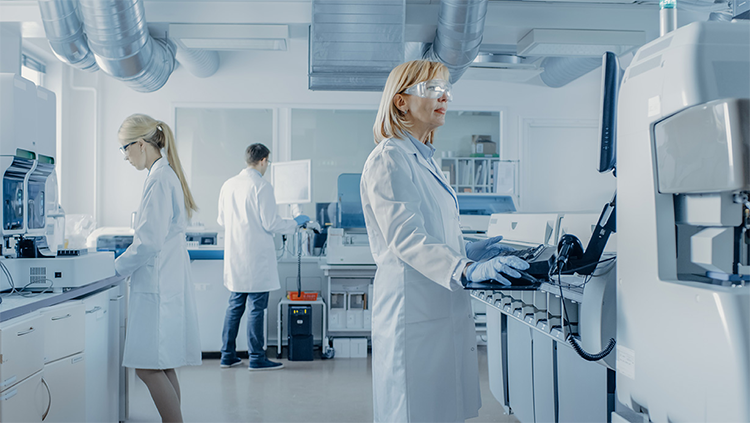 Une femme dans un laboratoire moderne qui effectue des tests médicaux.